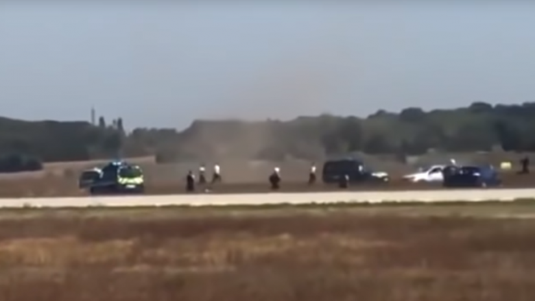 Si në filma aksion: Futet në pistë me Mercedes, policia franceze i vihet pas me vetura, motoçikleta e helikopter (Video)