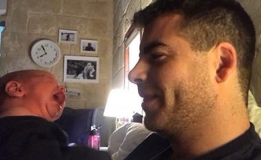Metoda e pazakontë e babait nga Malta, me këndim e vë në gjumë djalin dyjavësh (Video)