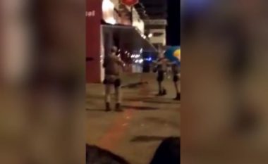 Burri me hanxhar në dorë i vërsulet policisë braziliane, qëllohet për vdekje (Video, +18)