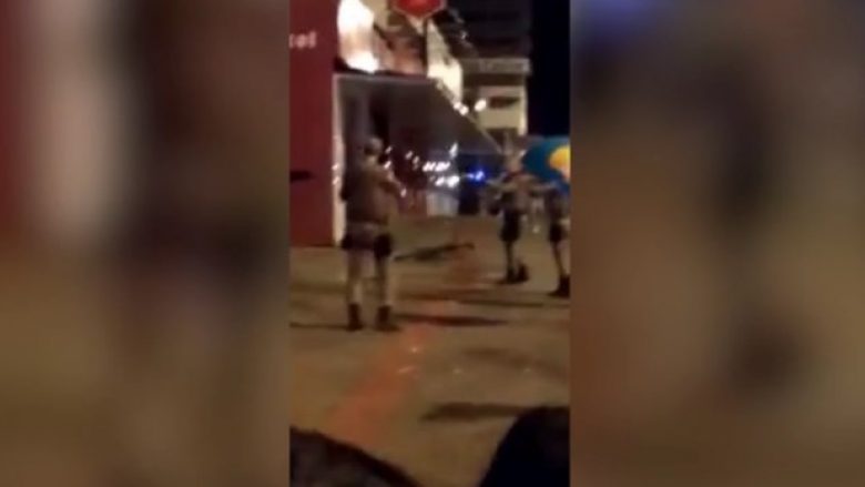 Burri me hanxhar në dorë i vërsulet policisë braziliane, qëllohet për vdekje (Video, +18)