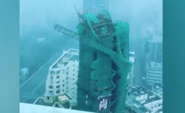 Erërat e forta të tajfunit godasin Hong Kongun, shembin kranin gjigant sikur të ishte i ndërtuar prej letre (Video)