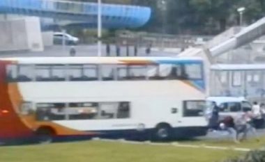 Shoferi i autobusit dykatësh në Angli humb kontrollin mbi timonin, humbin jetën dy persona (Video)