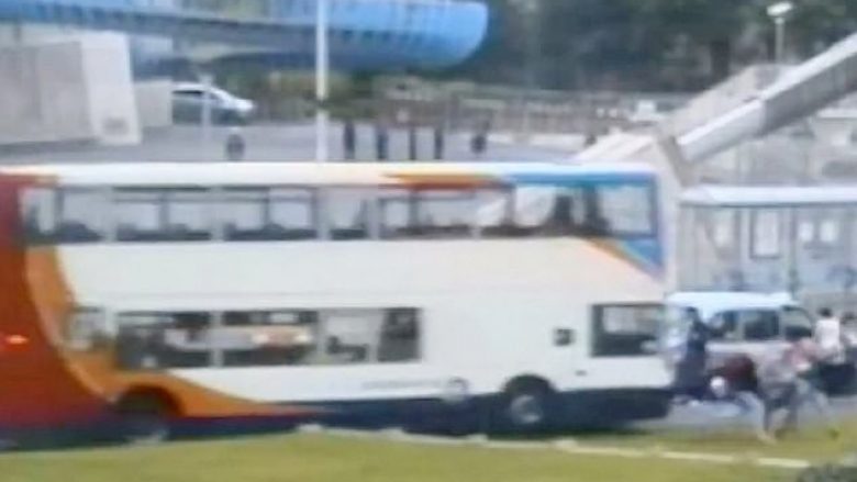 Shoferi i autobusit dykatësh në Angli humb kontrollin mbi timonin, humbin jetën dy persona (Video)