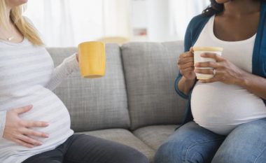 A guxoni të pini kafe gjatë shtatzënisë?