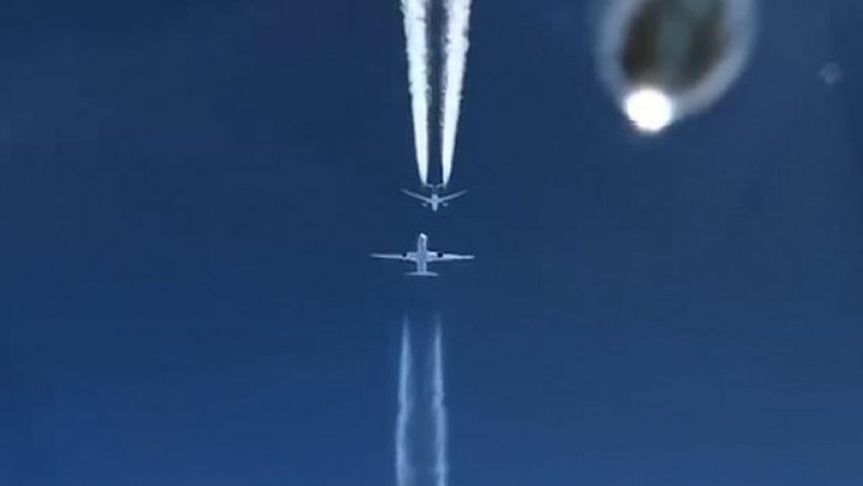 Piloti filmon dy aeroplanë duke fluturuar me shpejtësi të madhe në drejtim të njëri-tjetrit, në shikim të parë dukej sikur do të përplasen (Video)