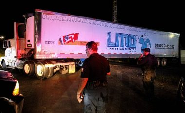 Kamioni i mbushur me 157 trupa të kalbur, braktiset në një zonjë të banuar në Meksikë (Foto/Video, +16)