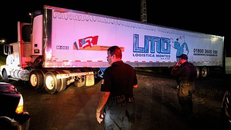 Kamioni i mbushur me 157 trupa të kalbur, braktiset në një zonjë të banuar në Meksikë (Foto/Video, +16)