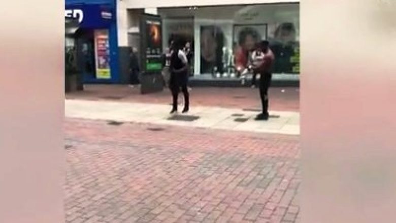 Dy burra muskuloz rrahen brutalisht në mes të rrugës, shokohen qytetarët e Anglisë (Video, +18)