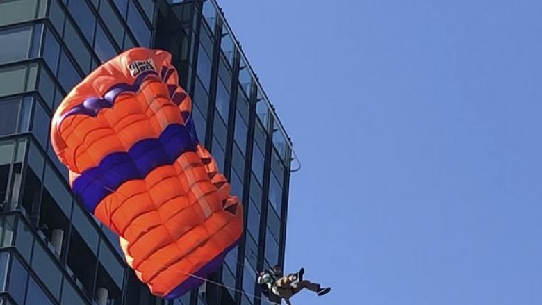 Hidhet me parashutë nga ndërtesa 19-katëshe, erërat e forta bëjnë që parashutisti të bie me shpejtësi – thyen dy këmbët (Video)