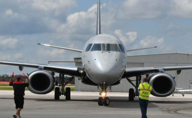 Kërcënoi se do ta hedh në erë aeroplanin që fluturonte në Rusi, pasagjerët “neutralizojnë” burrin (Video)