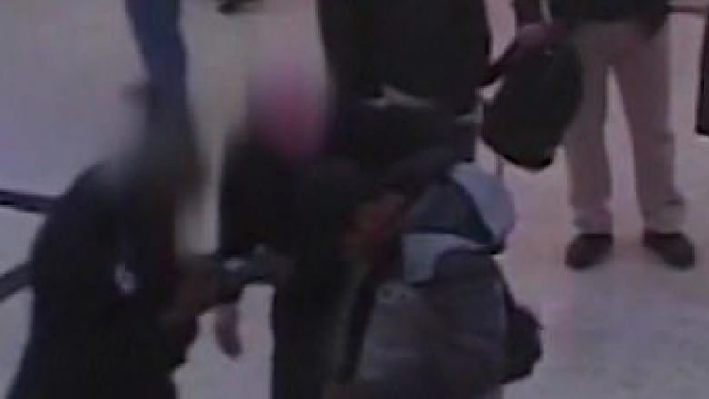 Kamerat e sigurisë filmojnë momentin, kur tre të rinj në Angli filmohen duke u rrahur dhe sulmuar njëri-tjetrin me hanxharë (Video, +18)