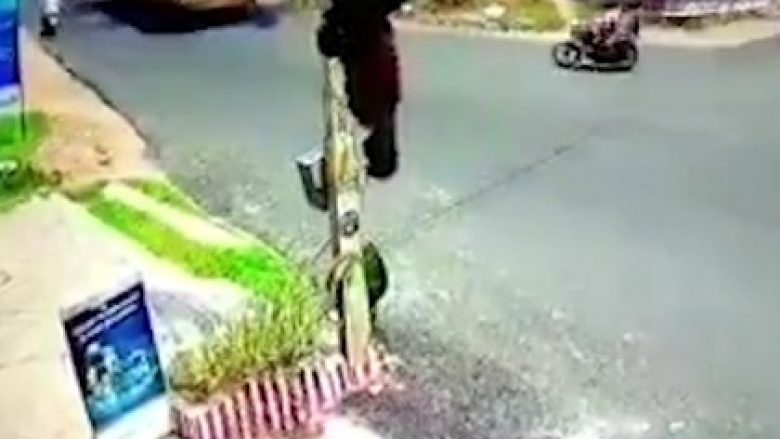 Përplasen drejtpërdrejt me autobusin, të rinjtë e dehur që ishin në motoçikletë shpëtojnë mrekullisht (Video, +18)