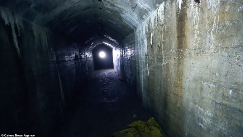 Brenda bunkerit të fshehtë, të cilin nazistët e përdornin si strehimore dhe qendër testuese të armëve (Foto/Video)
