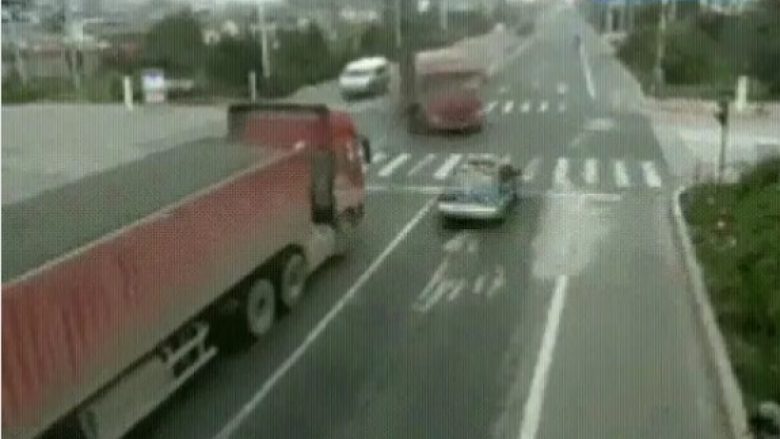 Shoferi i veturës i shpëton për një fije floku vdekjes, kamioni që transportonte rërë për pak sa nuk përfundon mbi të (Video)