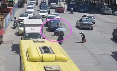 I riu bllokon rrugën me motoçikletë, që të kalojë lirshëm rrugën gruaja e moshuar (Video)