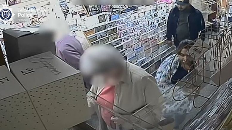 Çifti i vjedh portofolin nga çanta, gruaja e moshuar pëson sulm në zemër (Video)