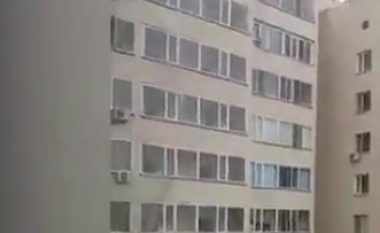 Fqinji ia shpëtoi jetën 7-vjeçarit në Astana që ra nga kati i nëntë, e kapi duke fluturuar (Video)