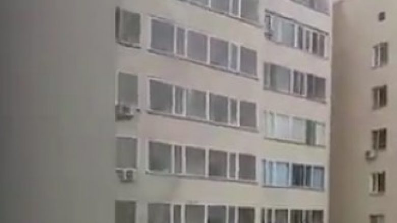 Fqinji ia shpëtoi jetën 7-vjeçarit në Astana që ra nga kati i nëntë, e kapi duke fluturuar (Video)