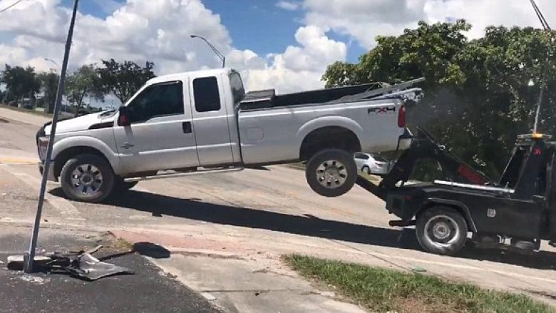 U mundua ta merr dhunshëm veturën që ia kishte konfiskuar “merimanga”, e pësoi keq burri nga Florida (Video)