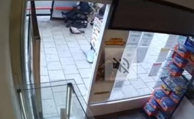 Kamerat e sigurisë filmojnë momentin kur burri me nevoja të veçanta, shtyp me karrocë dy gra të moshuara në Angli (Video)