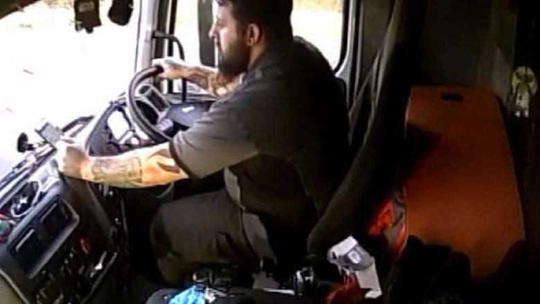 Shoferi i kamionit mban sytë në telefon derisa qëndron prapa timonit, përplas për vdekje një grua (Video)