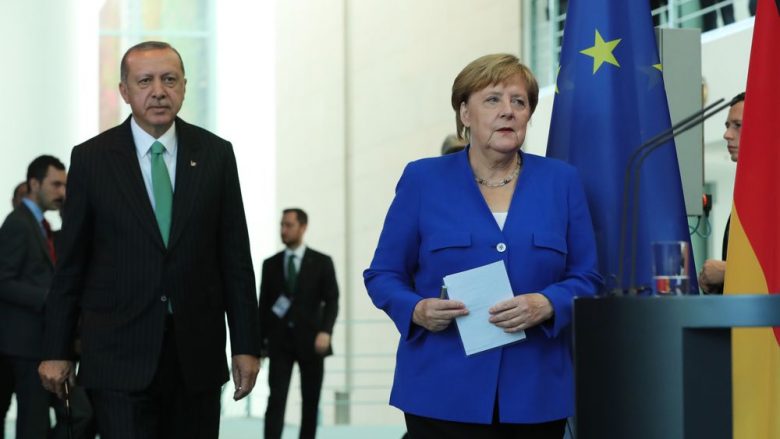 Merkel dhe Erdogan “përplasen” në Berlin për gazetarin turk