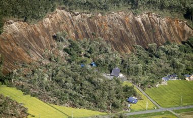 “Skena apokaliptike” nga tërmeti i fuqishëm që dridhi Japoninë, e gjithë kodra është shembur mbi qytet – 9 të vdekur dhe qindra të lënduar (Video)