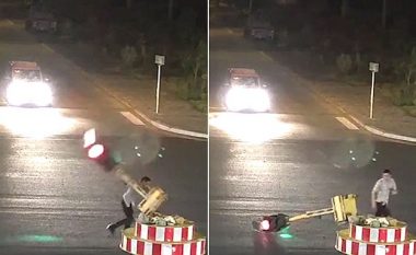 Humb durimin duke pritur, motoçiklisti shkatërron semaforin në Kinë (Video)