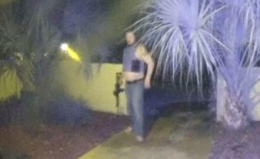 U shfaq para derës së fqinjit i veshur me jelek antiplumb dhe pushkë automatike, kamerat e sigurisë ndihmuan policinë amerikane ta arrestojnë (Video)