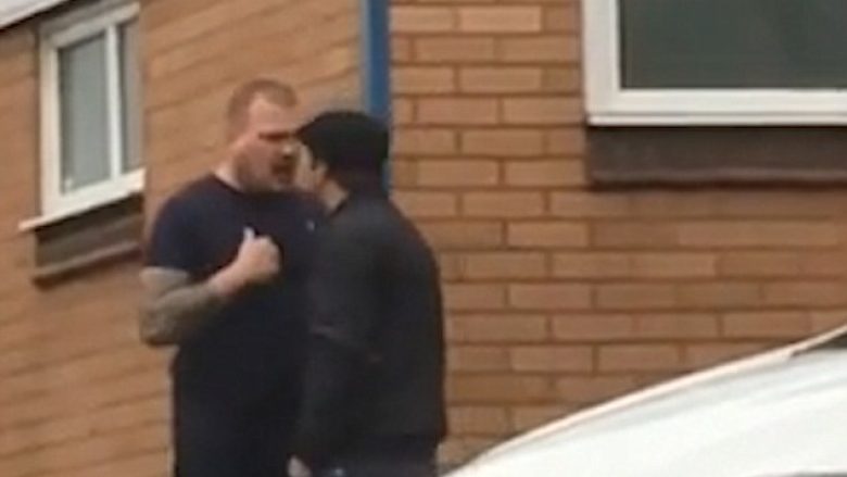 Pas një mosmarrëveshje për një parking në Birmingham, nokauton personin që ishte dy herë më i madh se ai (Video, +18)