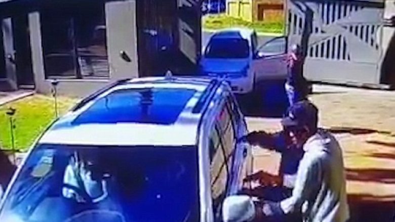 Deshën t’ia vjedhin veturën gruas së moshuar, shpejt e kuptuan se e kishin zgjedhur personin e gabuar (Video)