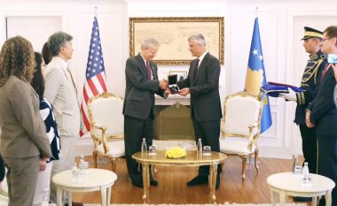 Thaçi nderon ambasadorin amerikan Delawie me Medaljen e Pavarësisë