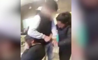 Argjentinë, nxënëses ia prenë shokët me dhunë flokët në klasë – turma qeshte dhe nuk ndërmerrte asgjë (Video)