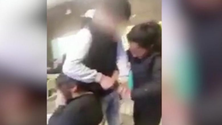 Argjentinë, nxënëses ia prenë shokët me dhunë flokët në klasë – turma qeshte dhe nuk ndërmerrte asgjë (Video)