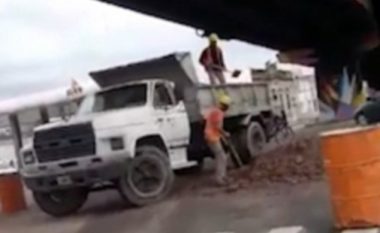 Ndodh edhe kjo, njëri punëtor mbush rimorkion me dhe tjetri e zbraz (Video)