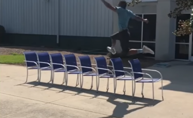 ​I kapërcen tetë karrige pa prekur asnjërën prej tyre (video)