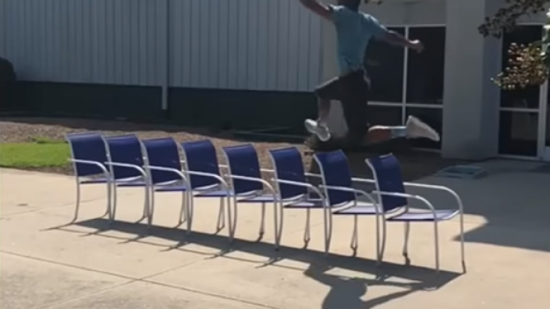 ​I kapërcen tetë karrige pa prekur asnjërën prej tyre (video)