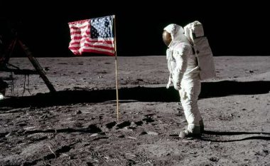 Në filmin për astronautin Neil Armstrong, flamuri amerikan nuk ngritet në Hënë!