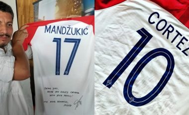 Fotografi që u shtyp nga Mandzukic me shokë në ndeshjen gjysmëfinale ndaj Anglisë, viziton Kroacinë dhe fiton fanellë me dedikim
