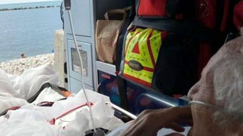 “Do të doja të shihja detin” – mjekët i plotësojnë pacientit “dëshirën e fundit”, ambulanca ndalon në plazh