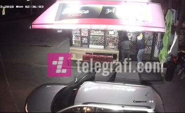 Kamerat e sigurisë filmojnë momentin e thyerjes së dyqanit në Pejë, ku u vodh mall në vlerë 6 mijë euro (Video)