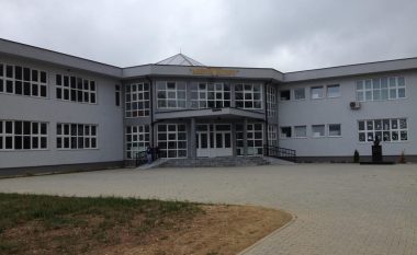 Mospajtime për mbylljen e shkollës në Drenas