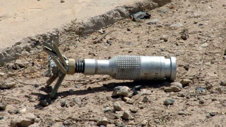 Po punonte me ekskavator në oborrin e shtëpisë, gjen kasetë-bombë