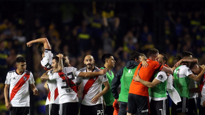 Spektakël në tribuna dhe fushë, River Plate hesht ‘La Bomboneran’ me dy gola të mrekullueshëm në ‘Superclasico’