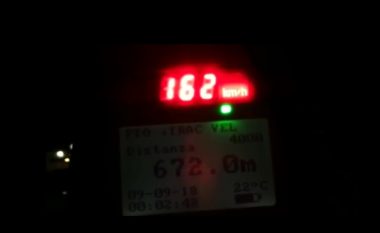 Makina lëviz me 162 km/h në autostradën Tiranë-Durrës (Video)