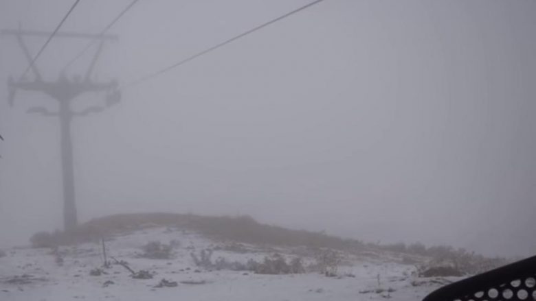 Zbardhet Greqia, bora mbulon këtë vend edhe pse plazhet ende i ka të mbushura me turistë (Video)