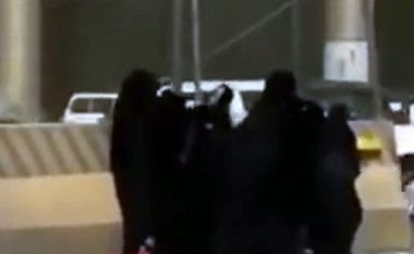 Pesë gra me burka shkëmbejnë grushta në mes të ditës në rrugët e Riadit, fëmijët që i mbanin në duar rrëzohen në tokë (Video, +18)