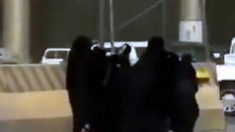 Pesë gra me burka shkëmbejnë grushta në mes të ditës në rrugët e Riadit, fëmijët që i mbanin në duar rrëzohen në tokë (Video, +18)