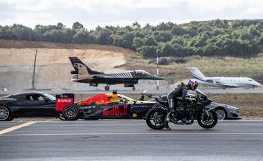 Tri vetura sportive, një F1, aeroplan privat e luftarak – dhe një motoçikletë garojnë në pistë (Video)