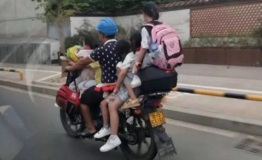 Babai i dërgonte pesë fëmijët në shkollë me një motoçikletë, policia kineze e dënon pas analizimit të pamjeve të kamerave të sigurisë (Video)